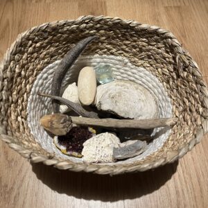 In der KBT werden auch  Naturmaterialien wie beispielsweise Muscheln, Holz, Steine oder Kastanien verwendet.